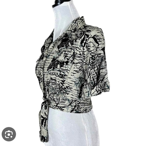 URBAN OUTFITTERS Fawn Printed Tie Front Crop Top in Black Motif - Picture 11 of 16